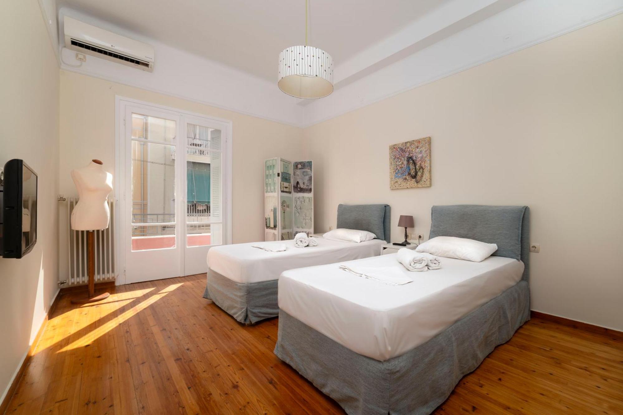Vintage And Spacious 3ba Next To Ancient Center Athens