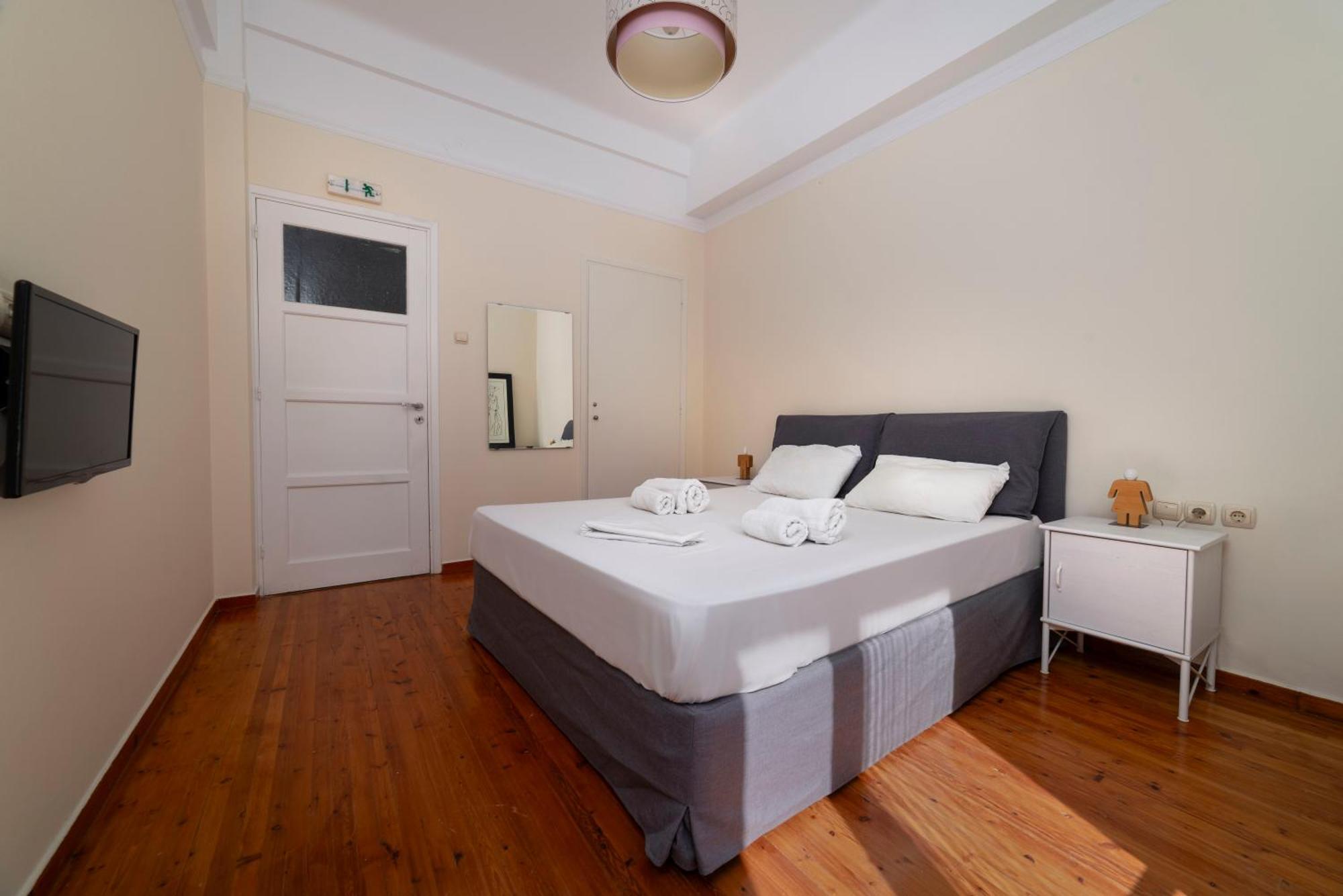 Vintage And Spacious 3ba Next To Ancient Center Athens