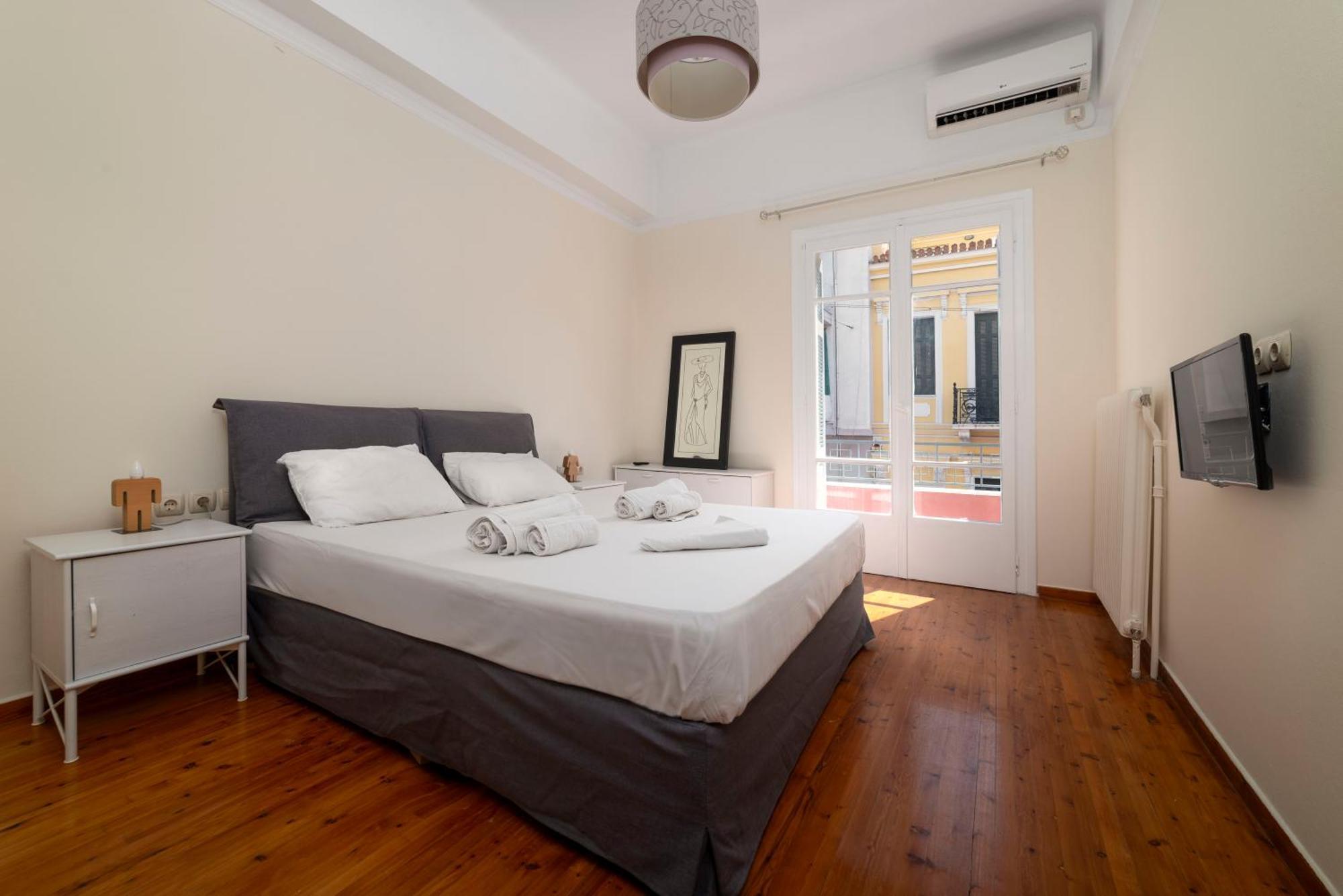 Vintage And Spacious 3ba Next To Ancient Center Athens