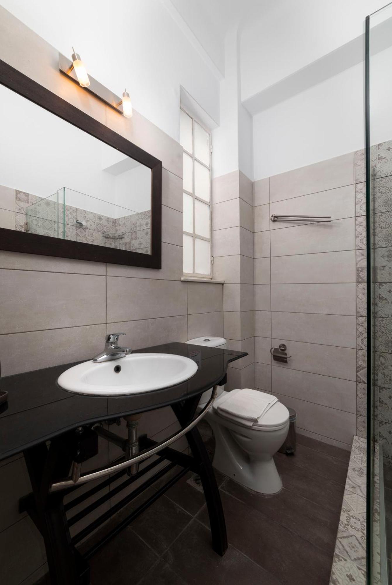 Vintage And Spacious 3ba Next To Ancient Center